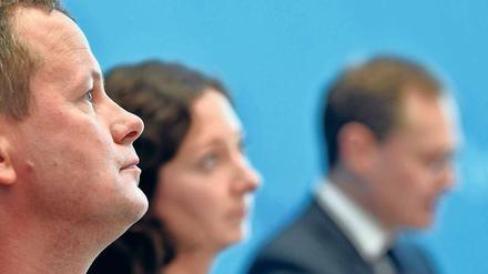 Luft nach oben. Die Chefs der rot-rot-grünen Koalition – Klaus Lederer, Ramona Pop und Michael Müller – haben an ihrem ersten Tag vor allem eins versprochen: gutes Regieren. Foto: Paul Zinken/dpa