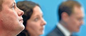 Luft nach oben. Die Chefs der rot-rot-grünen Koalition – Klaus Lederer, Ramona Pop und Michael Müller – haben an ihrem ersten Tag vor allem eins versprochen: gutes Regieren. Foto: Paul Zinken/dpa
