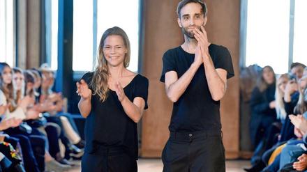 Designerin Antonia Goy und Architekt Björn Kubeja bei ihrer Schau im Berliner Modesalon im Kronprinzenpalais.