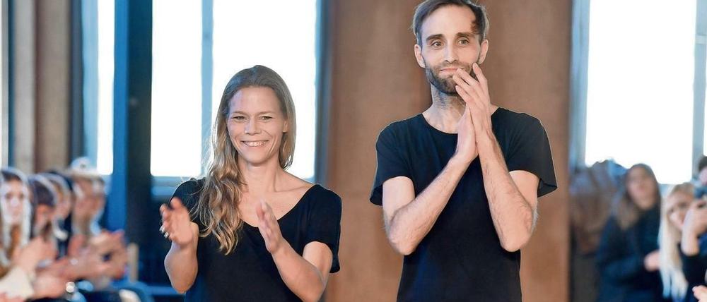Designerin Antonia Goy und Architekt Björn Kubeja bei ihrer Schau im Berliner Modesalon im Kronprinzenpalais.