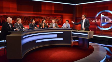 Einer moderiert, aber alle wollen auf einmal reden. Frank Plasberg mit Volker Kauder (CDU), Thomas Oppermann (SPD), Sahra Wagenknecht (Die Linke), Katrin Göring-Eckardt (Grüne), Christian Lindner (FDP) und Frauke Petry (AfD) (von links nach rechts).