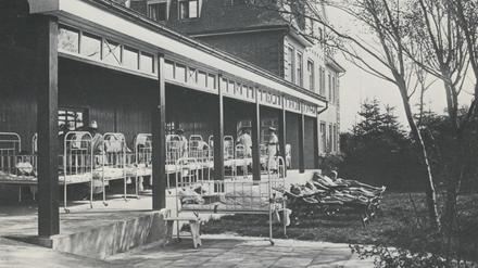 Die Liegehalle. Tuberkulosekranke Kinder mussten teils jahrelang liegen, da ihre Knochen so stark geschädigt waren.