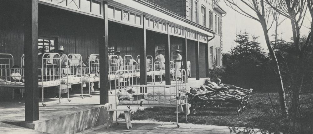 Die Liegehalle. Tuberkulosekranke Kinder mussten teils jahrelang liegen, da ihre Knochen so stark geschädigt waren.