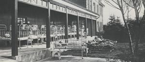 Die Liegehalle. Tuberkulosekranke Kinder mussten teils jahrelang liegen, da ihre Knochen so stark geschädigt waren.