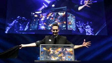 Der Illusionist Louis de Matos ist beim Zaubern im Aquarium offensichtlich in seinem Element.