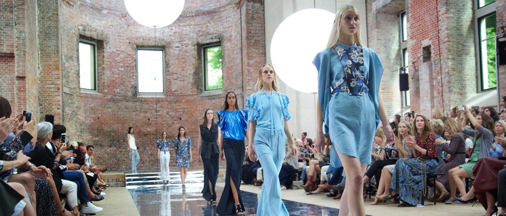 Alles so schön blau. So sah das im Juni aus, bei Dorothee Schumacher während der Fashion Week am 29.06.2016 in Berlin. 