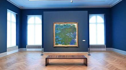 Schlussakkord in Bleu. Monets zwei Mal zwei Meter großes Seerosenbild von 1914-17 lässt den Blick zwischen Blättern und Blumen verschwimmen.