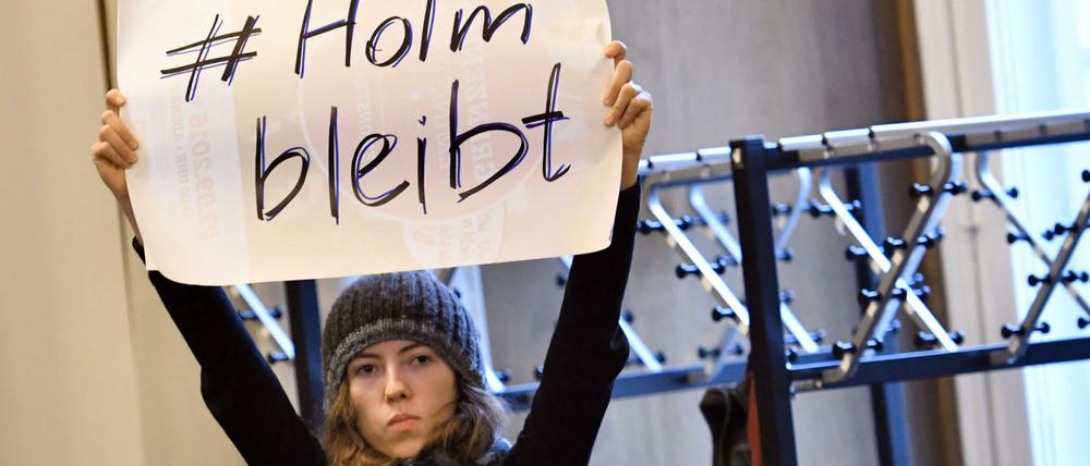 Eine Studentin der Humboldt-Universität bei der Pressekonferenz an der Humboldt-Universität am Mittwoch.