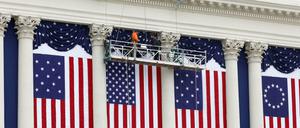 Die West-Fassade des Capitols ist bereits mit historischen US-Flaggen geschmückt. Dort wird Donald Trump am Freitag vereidigt. 