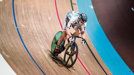 Rumbummeln verboten. Mit knapp über 70 Kilometer pro Stunde stürzen sich die Sprinter wie hier Maximilian Levy ins Oval bei den Sixdays. Das Rennen wird jedes Jahr schneller.