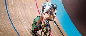 Rumbummeln verboten. Mit knapp über 70 Kilometer pro Stunde stürzen sich die Sprinter wie hier Maximilian Levy ins Oval bei den Sixdays. Das Rennen wird jedes Jahr schneller.