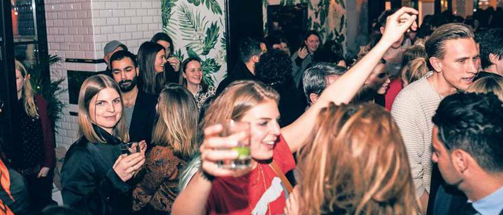 Tanz und Trends: Bei der Party von Vogue und KaDeWe legte Moderatorin Wana Limar (li.) auf. Auch die Fete des Zeit-Magazins bot mehr als Häppchen. 