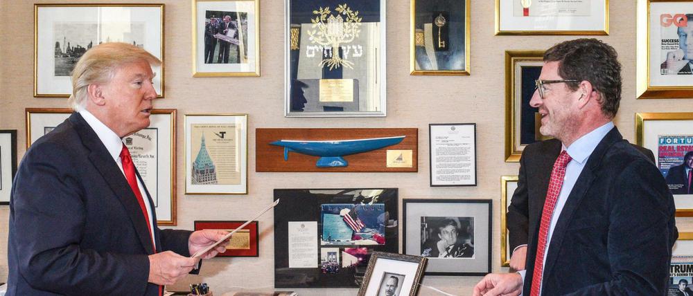 Donald Trump und Kai Diekmann, Herausgeber der Bild-Gruppe, im Trump Tower in New York