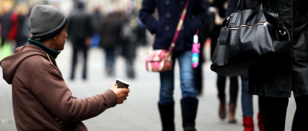 Ein Mann bittet am Kurfürstendamm in Berlin um Spenden. 
