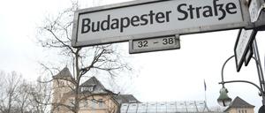 Erst 1925 wurde das östliche Ende des Kurfürstendamms zur Budapester Straße (im Hintergrund das Aquarium).