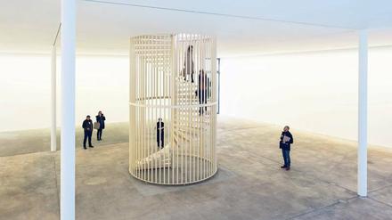 Treppauf zu Sound und Aussicht. Hanne Lippards Installation "Flesh" in der Ausstellungshalle der Kunst-Werke.