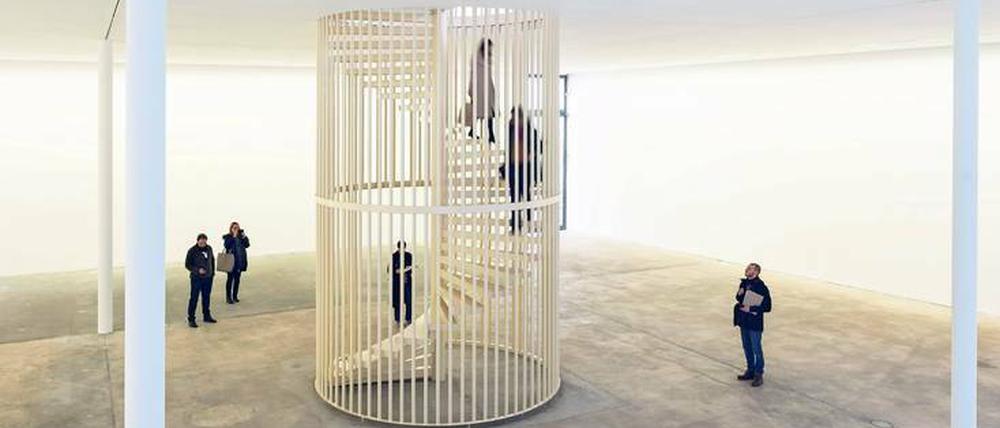 Treppauf zu Sound und Aussicht. Hanne Lippards Installation "Flesh" in der Ausstellungshalle der Kunst-Werke.