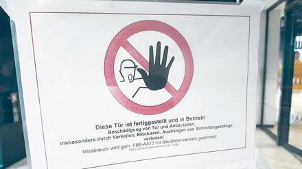 Fertiggestellt und in Betrieb. Auf diese Tür trifft das zu – auf den gesamten Flughafen aber leider nach wie vor nicht.