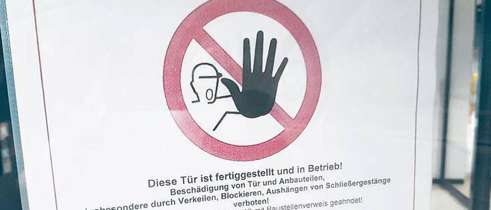 Fertiggestellt und in Betrieb. Auf diese Tür trifft das zu – auf den gesamten Flughafen aber leider nach wie vor nicht.
