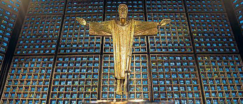 Lichter für die Opfer vom Breitscheidplatz. Die Gedächtniskirche ist zum Ort des Gedenkens geworden.