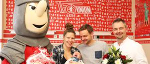 Ein erfolgreiches Team: Ritter Keule, Sarah Schatton mit Baby Leonard, Vater Richard und Rainer Wieth, Chefarzt der Klinik für Gynäkologie und Geburtshilfe der DRK Kliniken Berlin-Köpenick.