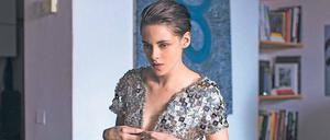 Verlockungen des Glamours: Maureen (Kristen Stewart) probiert heimlich die Kleidung und die Rolle ihrer Chefin aus.