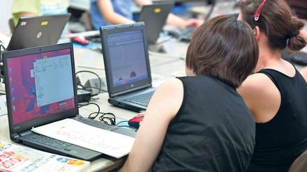 Computer, ja bitte. Wollen Frauen in der neuen Welt die Richtung vorgeben, müssen sie sich auskennen mit den digitalen Techniken. 