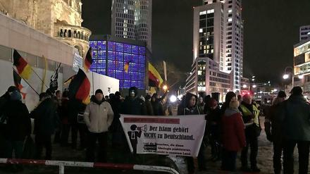 Rechtsextremisten demonstrieren am Breitscheidplatz.