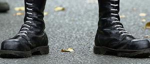 Martialisch. Rechtsextreme konnten unbehelligt von der Polizei durch die Cottbuser Innenstadt ziehen.