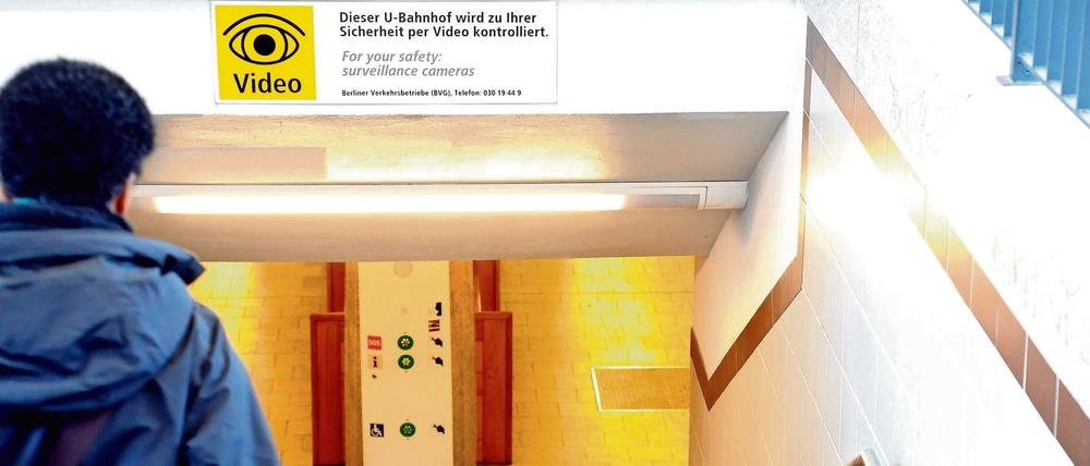 Ein Schild am Breitenbachplatz in Steglitz weist darauf hin, dass der U-Bahnhof per Video überwacht wird.