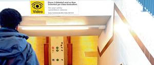 Ein Schild am Breitenbachplatz in Steglitz weist darauf hin, dass der U-Bahnhof per Video überwacht wird.