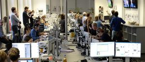 Vorbereitung auf die journalistische Arbeit mit Großereignissen wie der Wahl zum Berliner Abgeordnetenhaus vor gut drei Monaten, deren Ausgang hier im Newsroom des Tagesspiegels verfolgt wird. Auf der Suche nach einem Ausbildungsplatz haben angehende Journalisten heute so viele Möglichkeiten wie selten.