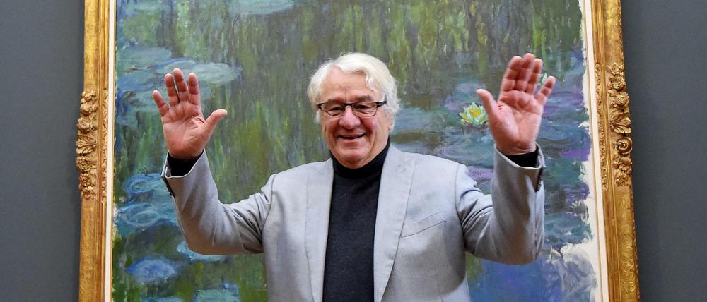 Kunstmäzen Hasso Plattner steht zur Eröffnungspressekonferenz im Museum Barberini vor dem Bild von Claude Monet "Seerosen".