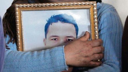 Hanan Amri, die Schwester des Berliner Attentäters, hält ein Bild ihres Bruders.