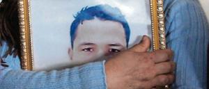 Hanan Amri, die Schwester des Berliner Attentäters, hält ein Bild ihres Bruders.