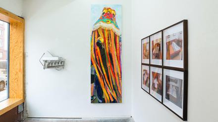 Von links nach rechts: Karsten Konrad „High Five“, die Leinwand „Schaumwein-Leuchtkörper“ von Römer + Römer und Minor Alexander Bildserie „Check Out“,