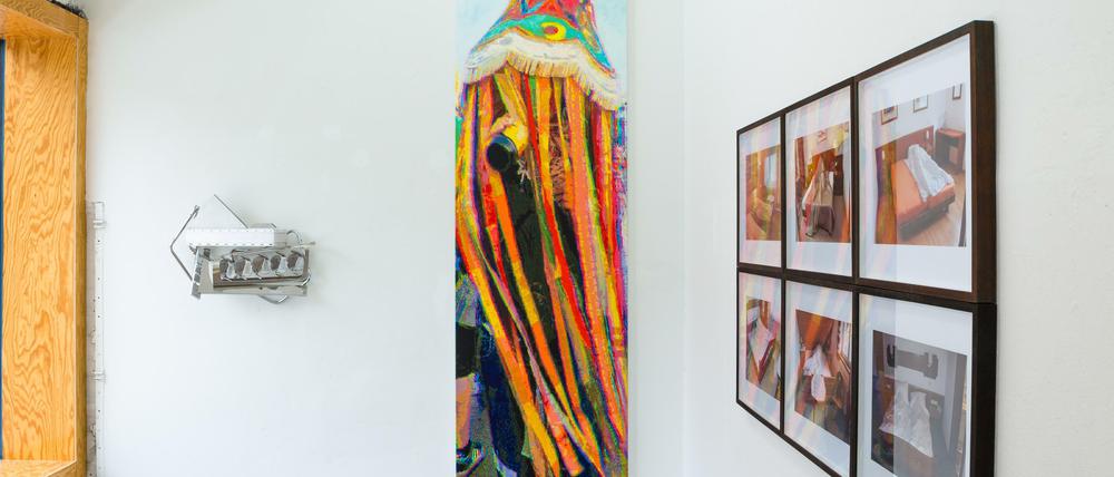 Von links nach rechts: Karsten Konrad „High Five“, die Leinwand „Schaumwein-Leuchtkörper“ von Römer + Römer und Minor Alexander Bildserie „Check Out“,