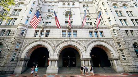Das ehemalige Postgebäude in Washington, in dem 30 Jahre lang NEA und NEH residierten, wurde 2013 von Donald Trump übernommen und zum Hotel umgebaut. 