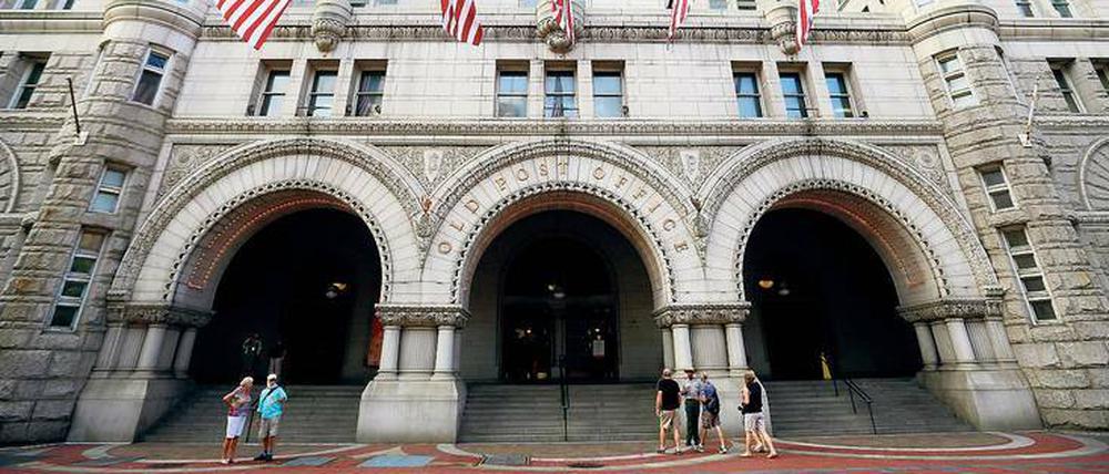 Das ehemalige Postgebäude in Washington, in dem 30 Jahre lang NEA und NEH residierten, wurde 2013 von Donald Trump übernommen und zum Hotel umgebaut.