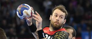 Deutschlands Steffen Fäth geht zum Wurf hoch. 