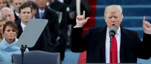 "Amerika zuerst, Amerika zuerst": Donald Trump redet, seine Gattin lauscht.