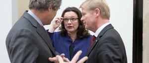 Arbeitsministerin Andrea Nahles bekommt in der Sache Rückendeckung von Arbeitgeberpräsident Ingo Kramer (links) und dem DGB-Vorsitzenden Reiner Hoffmann.