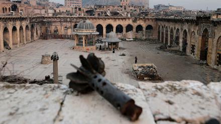 Die Übersicht zeigt die Zitadelle von Aleppo hinter der schwer beschädigten Großen Umayyaden-Moschee am 19.01.2017. 