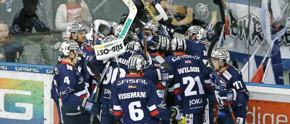 Jubel nach dem 3:2. Die Eisbären am Spielende.