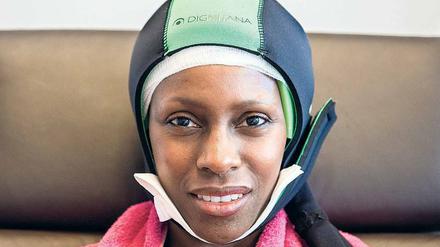 Gute Idee. Die Haube senkt die Durchblutung der Kopfhaut, damit die Substanzen der Chemo die Haarwurzeln nicht erreichen. 