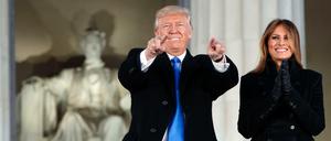 Donald Trump und seine Frau Melania vor dem Lincoln Memorial. 