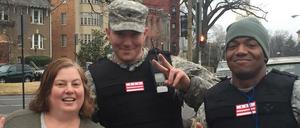 United we stand? Trump-Gegnerin Julie Adams mit zwei Soldaten der Nationalgarde.