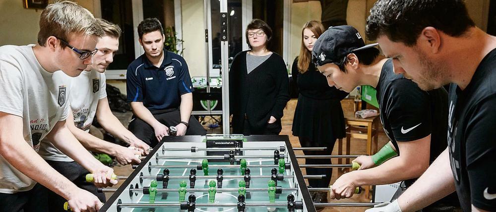 Die Tischfussballer während des Finales des Tischfußball-Turnier «Battle of Champions» des Deutschen Tischfußball Bundes. 