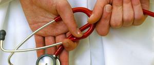 Bei der Diagnose übertrieben? Ärzte erhalten für entsprechende Zusammenarbeit mit Krankenkassen Sondervergütungen.