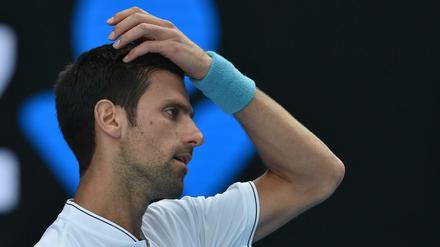 Novak Djokovic ist in der zweiten Runde der Australian Open überraschend ausgeschieden.
